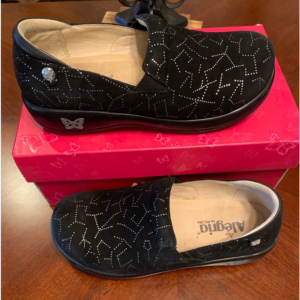 Size 37 ( I wear size size 7 US and fits perfectly) Alegria shoes.